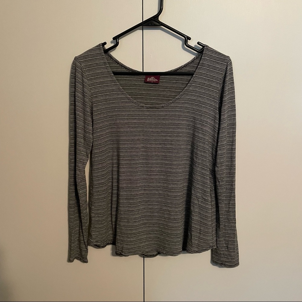 Salaam black and white long sleeve